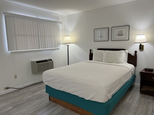 Queen Room Exterior (No Pets) Photo 1