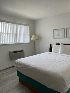 Queen Room Exterior (No Pets) Photo 5