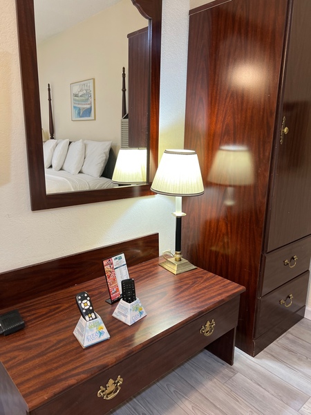 King Suite (No Pets) Photo 4