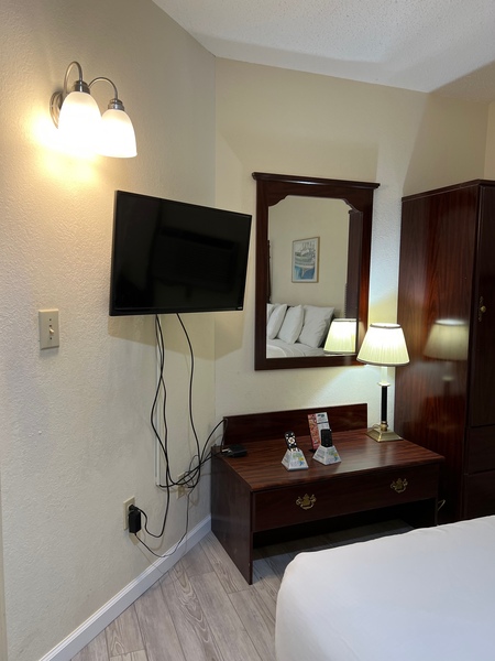 King Suite (No Pets) Photo 2