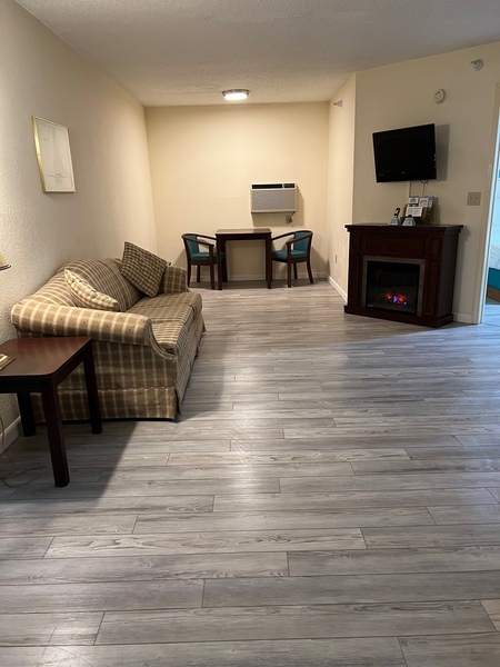 King Suite (No Pets) Photo 3